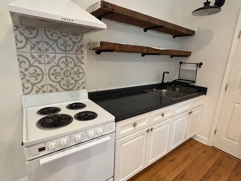 712 Erie St — Photo 3