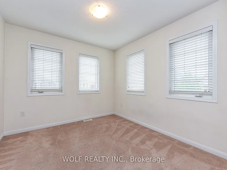 449 Tyrone Cres — Photo 17
