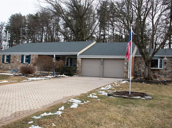 118 Buckingham Dr, Bethlehem, PA 18017