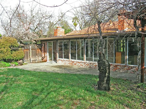 Spacious Backyard & Bonus Room