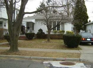 7907 264th St, Glen Oaks, NY 11004