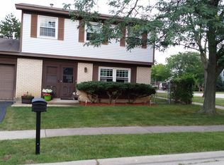 4401 Bayside Cir, Hoffman Estates, IL 60192