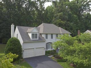 1112 Round Pebble Ln, Reston, VA 20194