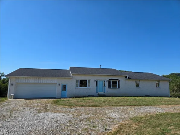 2372 Yorkview Rd SW, New Philadelphia, OH 44663