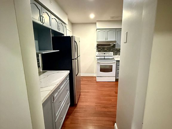 3rd image of 234 Erb St E