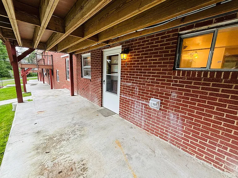 2 Bedroom, 1 Bath Apartments — Photo 13