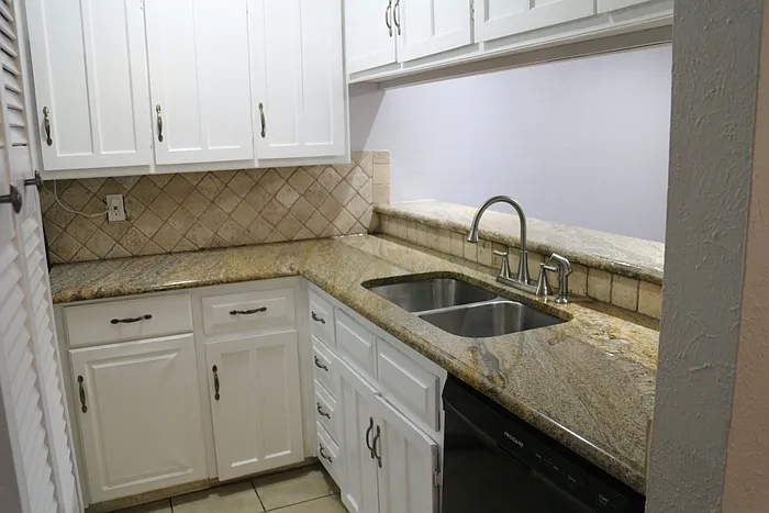 2005 Town Ct — Photo 2