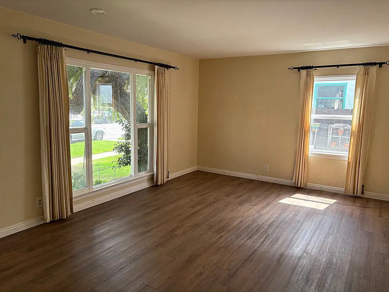 222 Avenue C — Photo 3