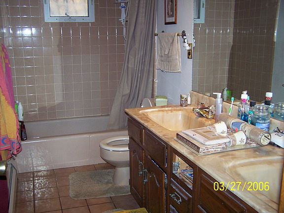 MAIN BATHROOM W/DOUBLE SINKS