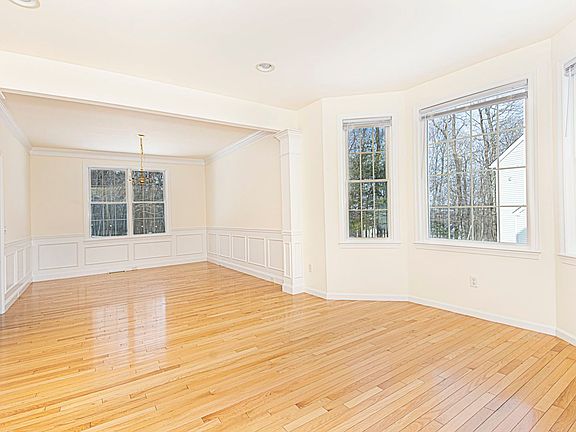 4th image of 36 Aspen Ave