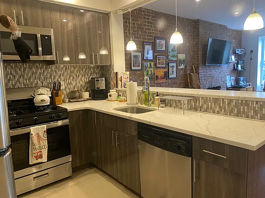 Rented by R New York | media 32