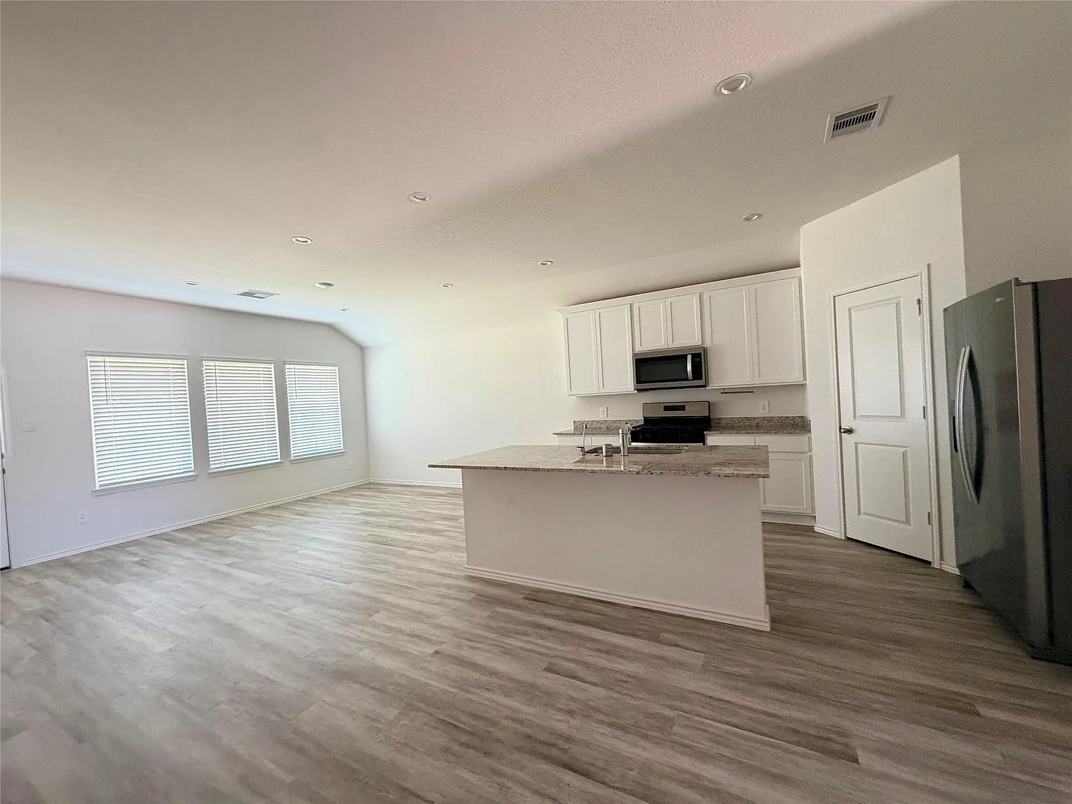 4 bed, 2.0 bath, 1638 sqft, $2,200 — Photo 2