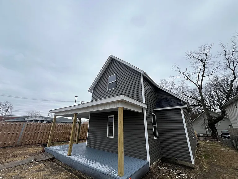 428 W Locust St — Photo 3
