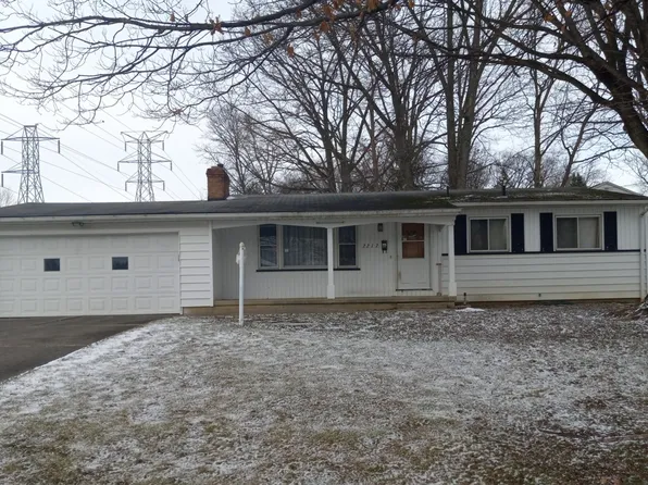 2212 Cranbrook Dr, Youngstown, OH 44511