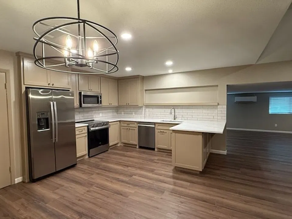 2701 Ivanhoe Ln