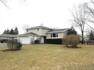 1425 N Burning Bush Ln, Mount Prospect, IL 60056