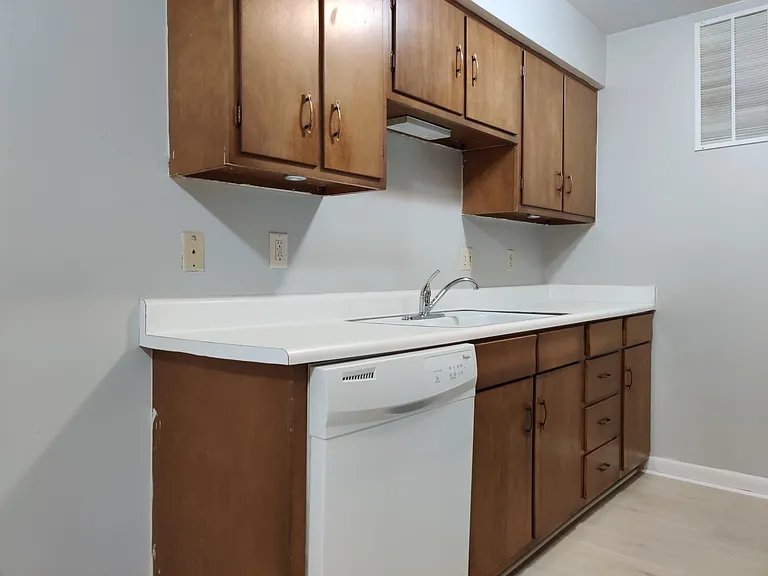 843 Hartford St — Photo 10