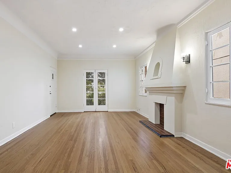 1142 S Clark Dr #4 — Photo 2
