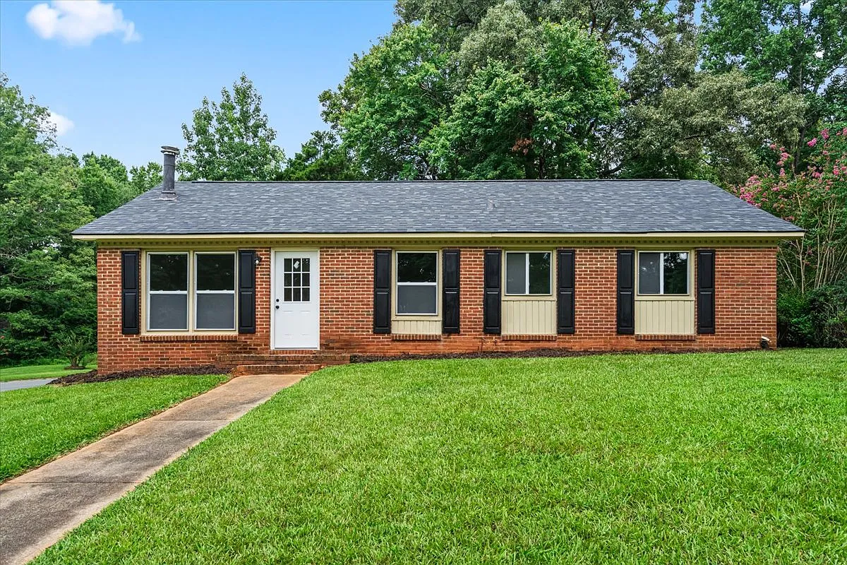 3 bed, 1227 sqft, $2,095 — Photo 1