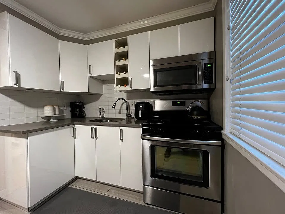 Rental in Roselle $1900/mo. Large & Bright w/ Eat In Kitchen — Photo 2