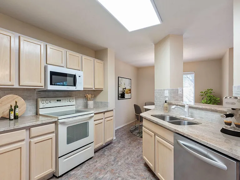 7704 Plateau Cv — Photo 10