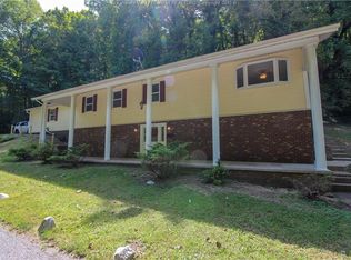 919 Observatory Dr, Saint Albans, WV 25177