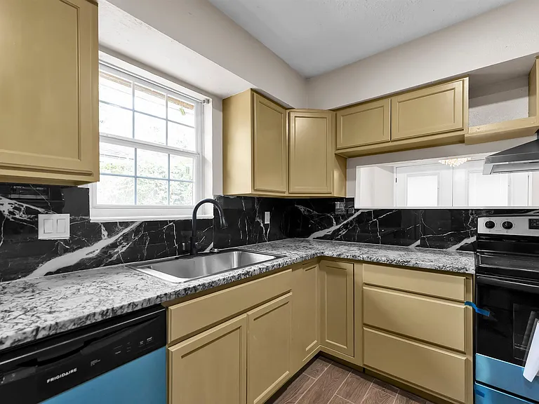 6211 Coachgate Dr — Photo 32