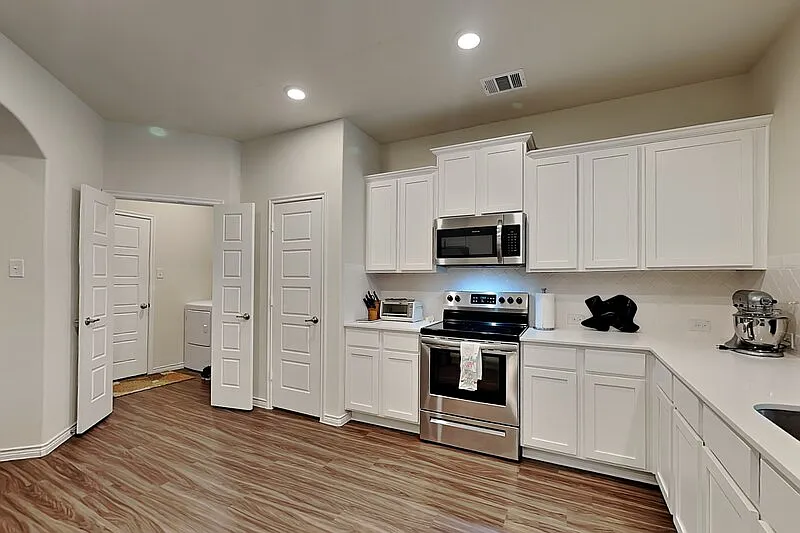 4 bed, 2.0 bath, 1868 sqft, $1,995 — Photo 3