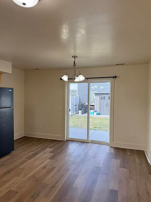 3 bed, 1.5 bath, 1300 sqft, $1,300 — Photo 4
