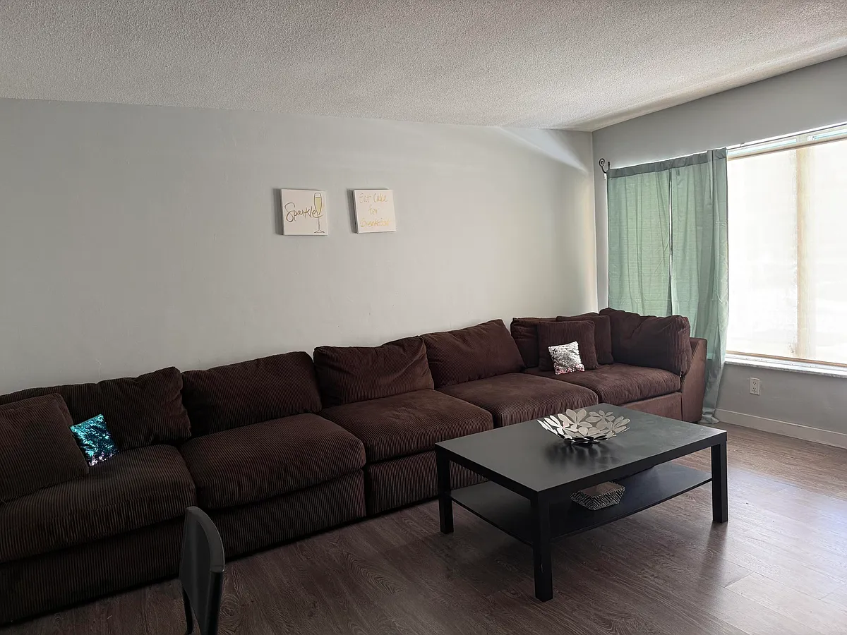 Building Photo - 1110 N Riverside Dr #9