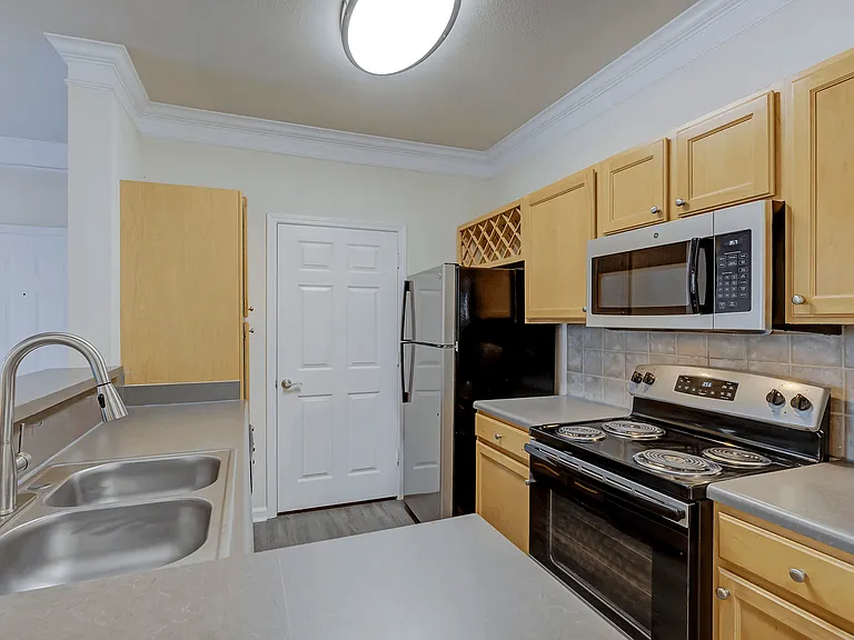 Lakeside at Town Center Apartments — Photo 31
