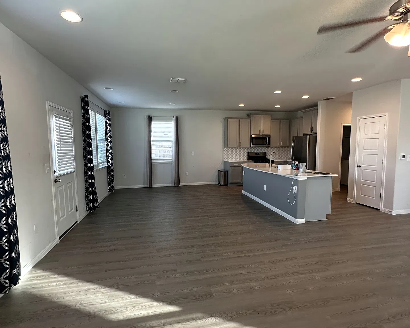 4 bed, 2253 sqft, $2,300 — Photo 4
