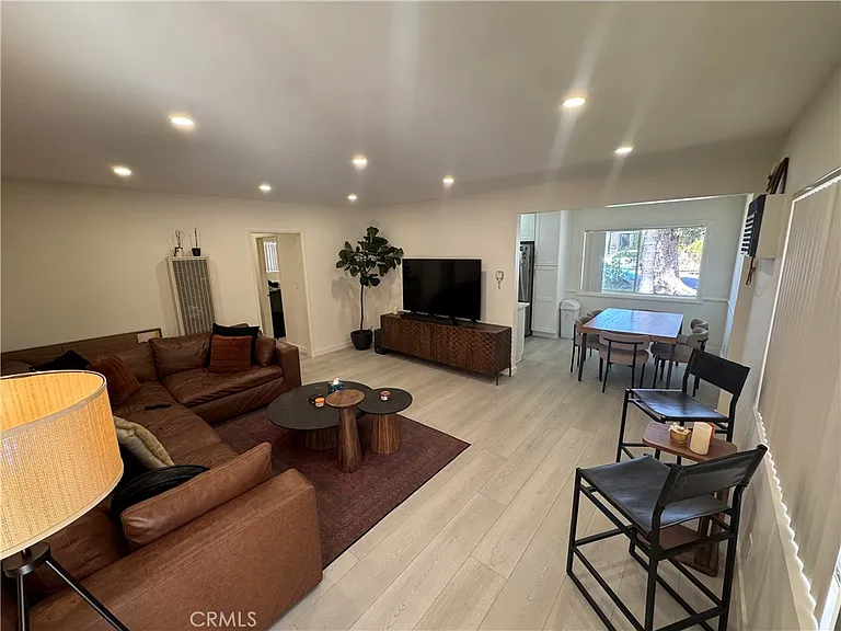 350 W Wilson Ave #1A — Photo 2