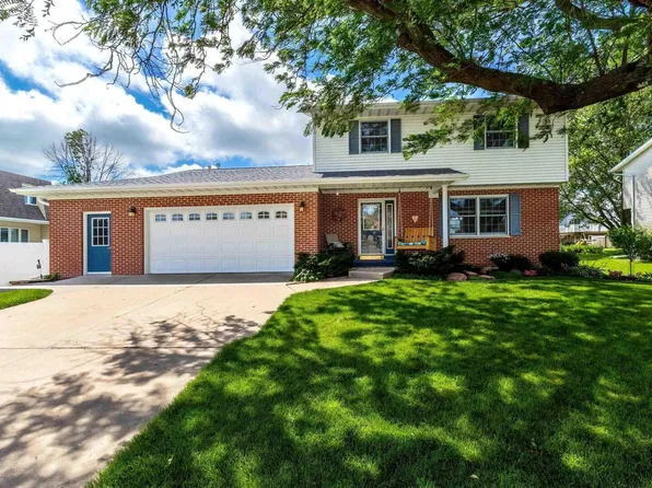 805 W Sheridan Dr, Eldridge, IA 52748