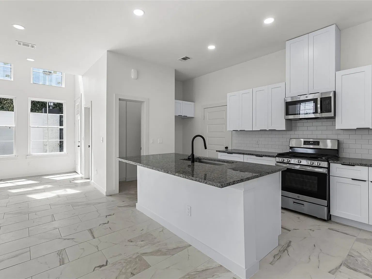 3 bed, 2.5 bath, 2109 sqft, $3,750 — Photo 3