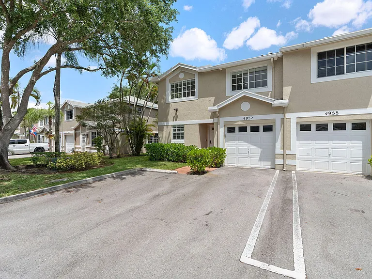 4952 SW 122nd Ter — Photo 3