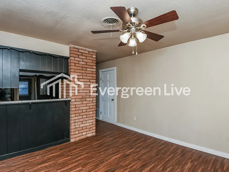 7105 Robinhood Ln — Photo 5