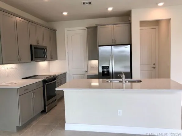 5012 Greenway Dr, Hollywood, FL 33021