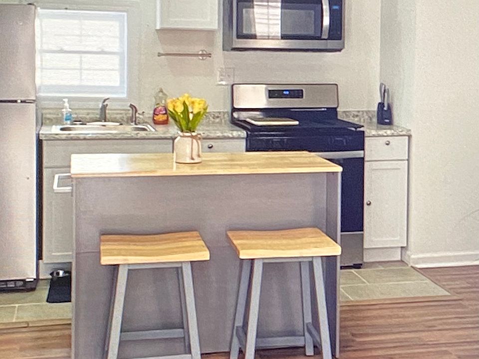 Kitchen/living room area.