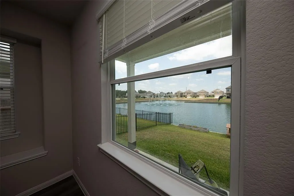 4 bed, 2.5 bath, 2744 sqft, $2,500 — Photo 3