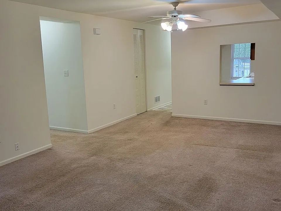 876 Salisbury Ct