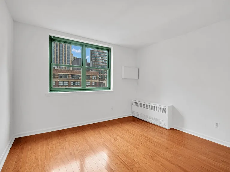 210 E 22nd St #1F — Photo 4