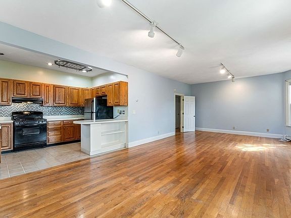 5th image of 42-44 Woodlawn St Unit 5