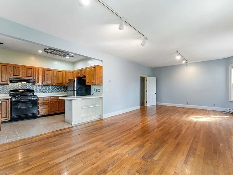 42-44 Woodlawn St #5 — Photo 5