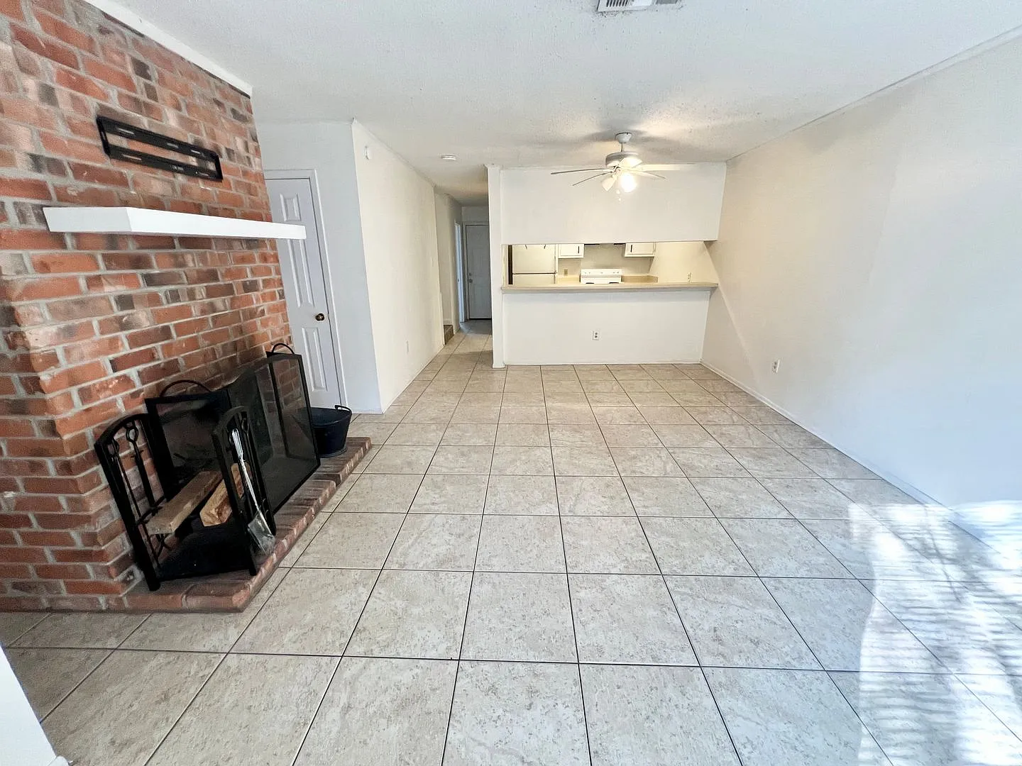1940 Southpointe Dr — Photo 3