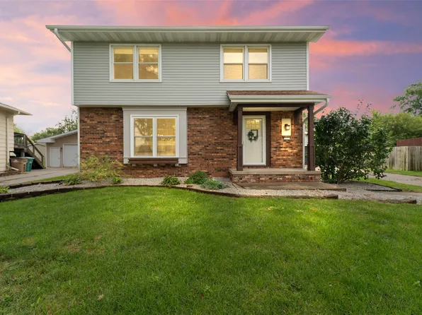 527 Village Ct, Altoona, IA 50009