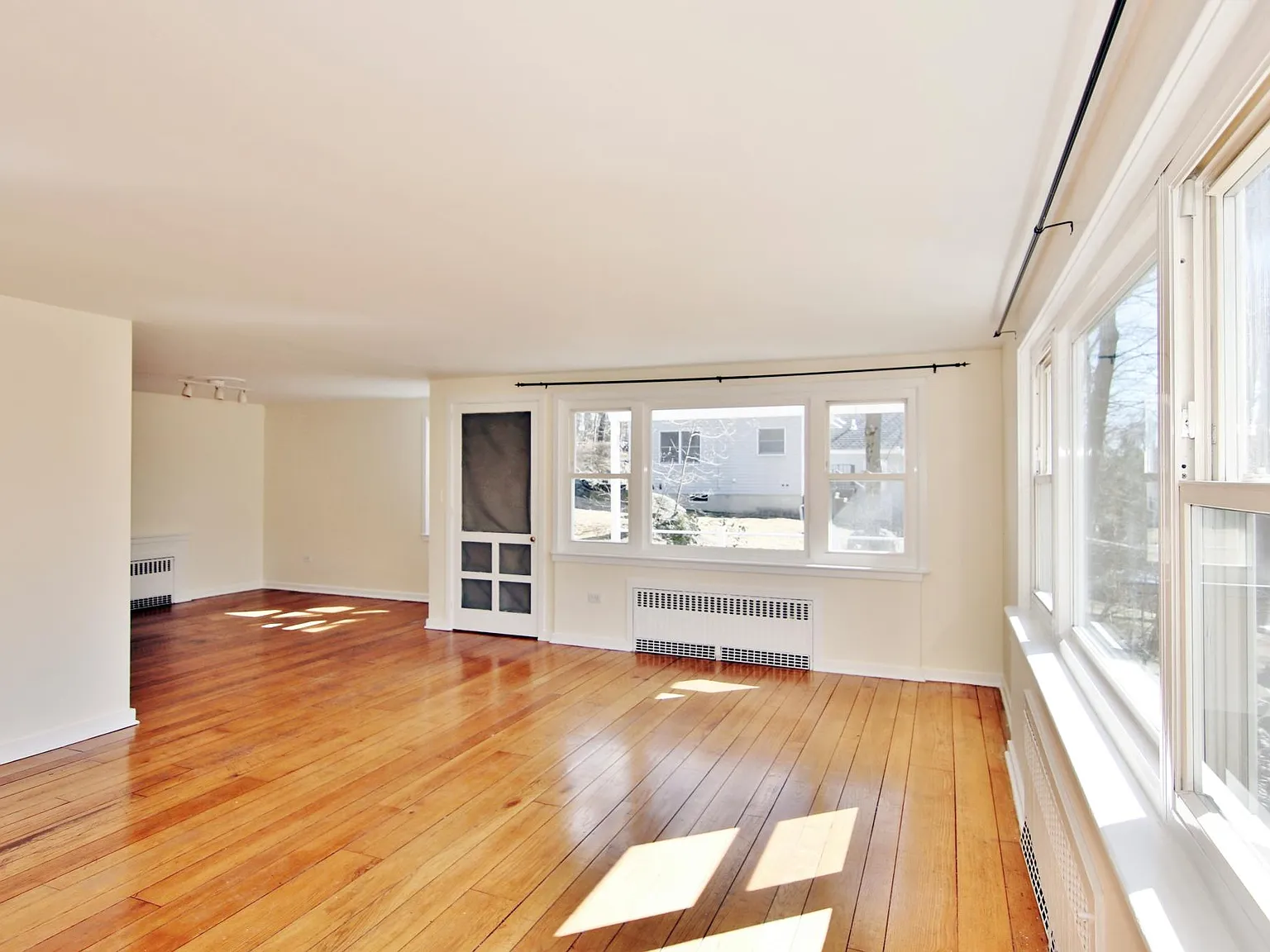 33 River St — Photo 2