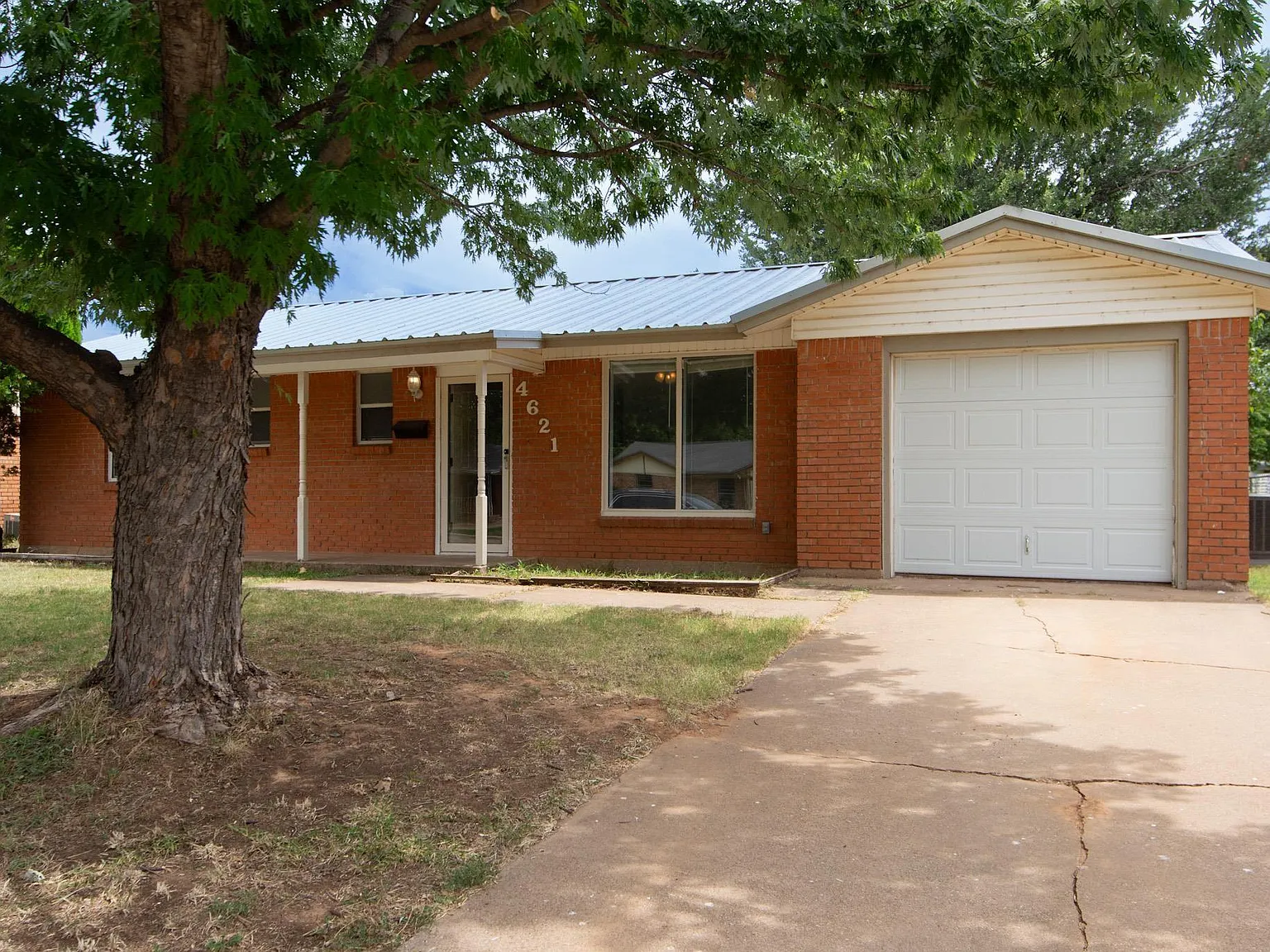 3 bed, 1.5 bath, 962 sqft, $1,395 — Photo 1