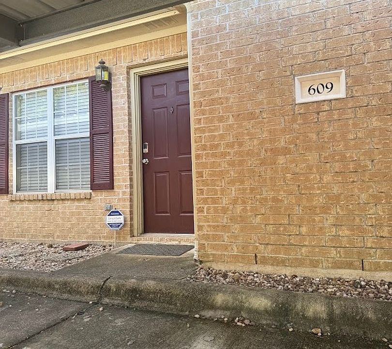 1st image of 609 Townplace Dr