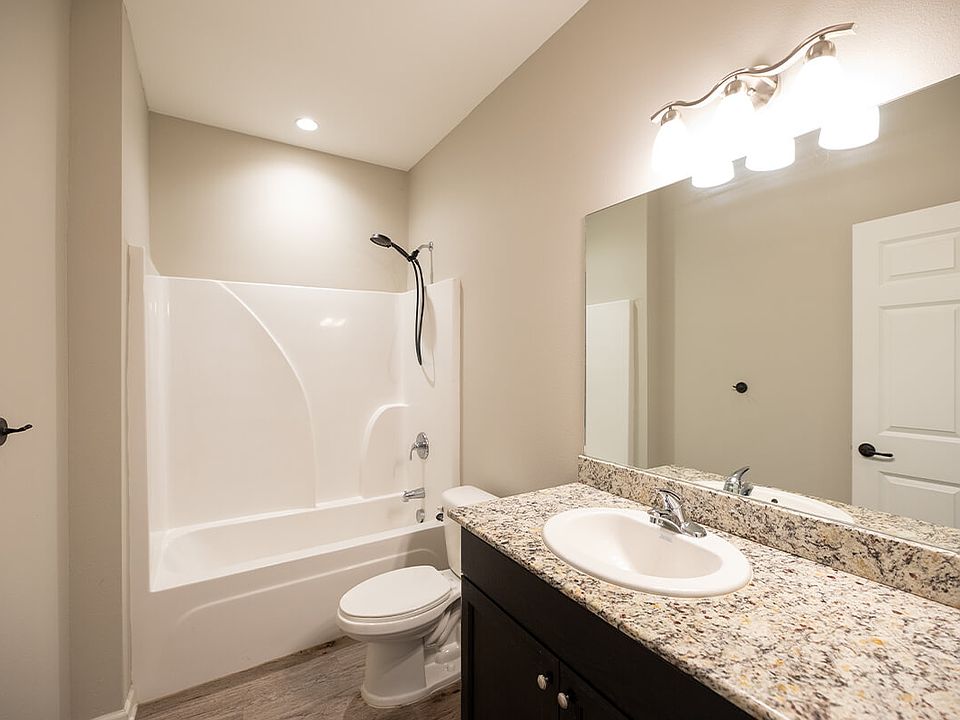 201-W-LAGRANGE-RUE-CADEAU-1-1-bathroom_07012025